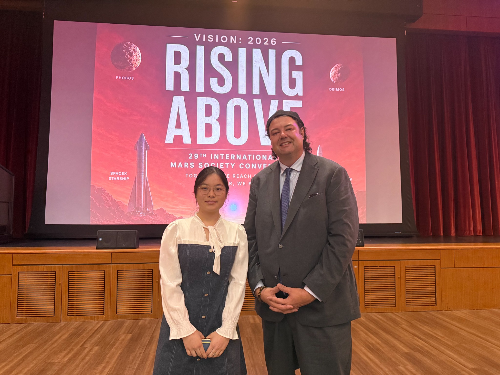 Irene 与 James Burk 在大会会场合影